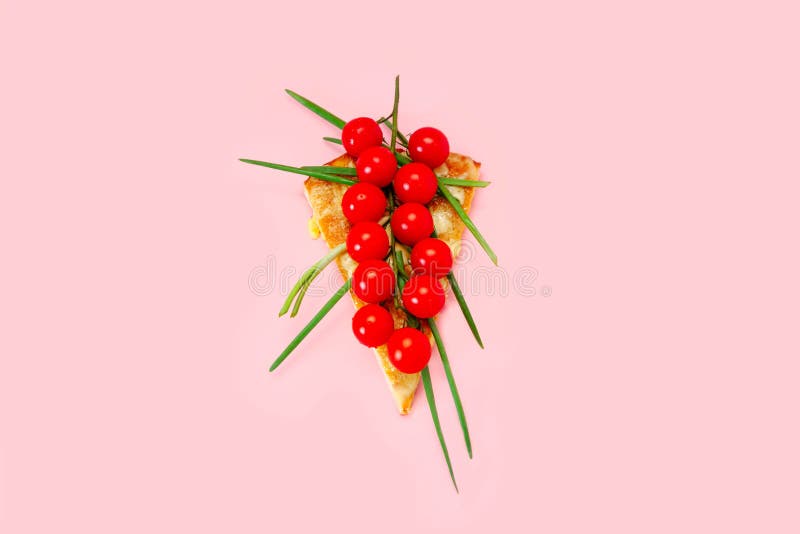 L? k f? r tomater f? r gr? splaner f? r veg f? nsaker f? r rosa bakgrund f? r styckpizzaskiva gul gr? n arkivbild?