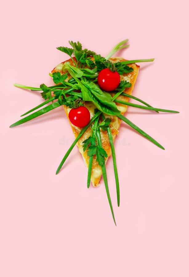 L? k f? r tomater f? r gr? splaner f? r veg f? nsaker f? r rosa bakgrund f? r styckpizzaskiva gul gr? n royaltyfri foto?
