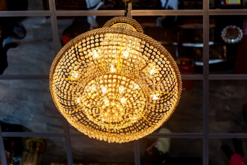 L?mpara redonda del techo, accesorios de iluminaci?n modernos de la ejecuci?n E Dise?o interior imagen de archivo libre de regalías L?mpara redonda del techo, accesorios de iluminaci?n modernos de la ejecuci?n E Dise?o interior imagen de archivo libre de regalías