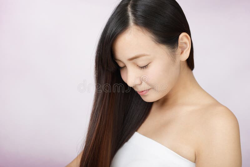 L? ng kvinna f? r h? rligt h? r arkivbilder