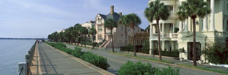 L'Oceano Atlantico con le case storiche di Charleston, Sc