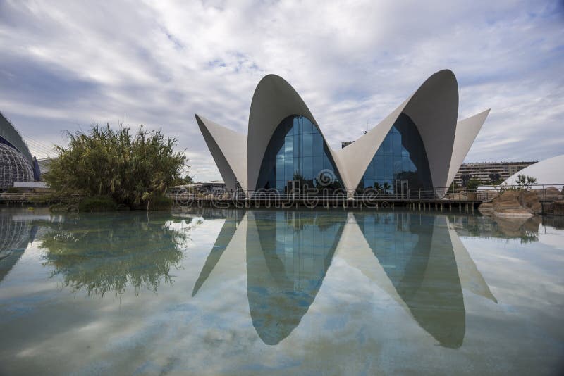 The Louis Vuitton Foundation building reflecting on the water in front of  it, Paris, France Stock Photo - Alamy