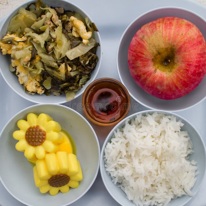 L'offre sacrificatoire thaïlandaise contiennent la nourriture, le fruit, le dessert et le thé image libre de droits L'offre sacrificatoire thaïlandaise contiennent la nourriture, le fruit, le dessert et le thé image libre de droits