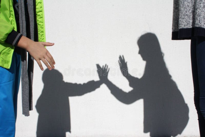 L'ombre de jouer des enfants photo stock L'ombre de jouer des enfants photo stock
