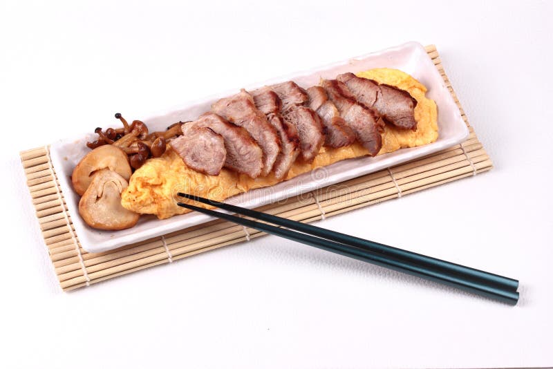 L'omelette ha completato la bistecca della carne di maiale ed ha grigliato il fungo misto immagine stock L'omelette ha completato la bistecca della carne di maiale ed ha grigliato il fungo misto immagine stock