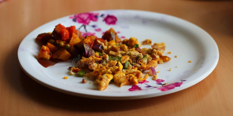 L'omlette d'oeufs brouillés et le légume mélangé ont servi d'un plat Plat fait à la maison indien Vue de côté photos libres de droits L'omlette d'oeufs brouillés et le légume mélangé ont servi d'un plat Plat fait à la maison indien Vue de côté photos libres de droits