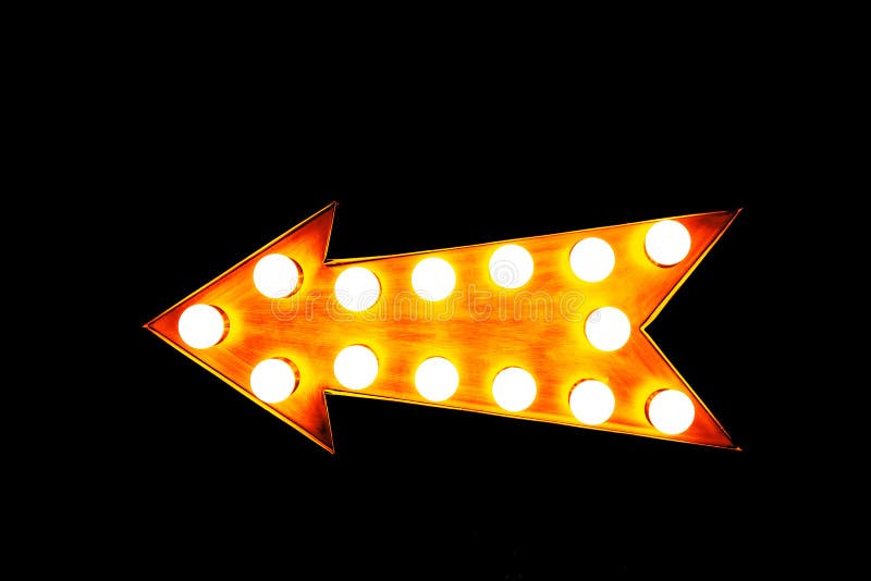 L'orange a illuminé le signe de flèche d'affichage avec les ampoules sur un fond noir sans couture photographie stock libre de droits L'orange a illuminé le signe de flèche d'affichage avec les ampoules sur un fond noir sans couture photographie stock libre de droits