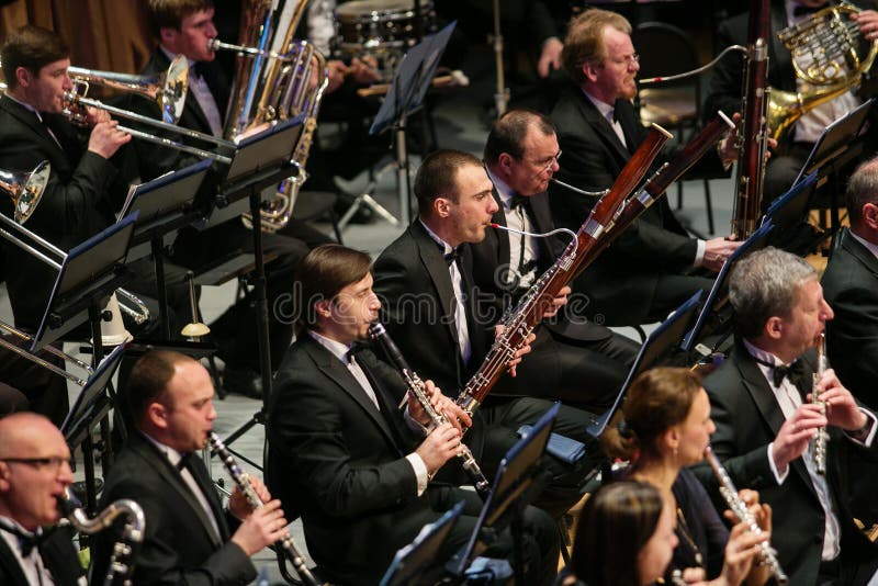 L'orchestre symphonique et le choeur effectuent les travaux classiques image libre de droits L'orchestre symphonique et le choeur effectuent les travaux classiques image libre de droits