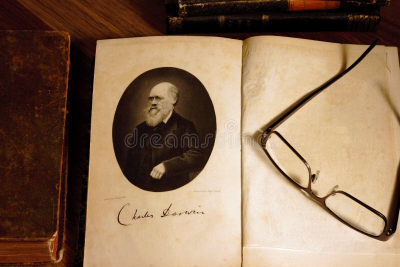 L'origine delle specie da Charles Darwin si è aperta alla prima pagina con i vetri alla seconda pagina