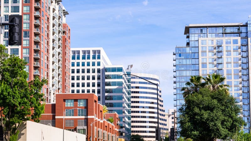 L'orizzonte del centro di San José, con gli alti aumenti residenziali e gli edifici per uffici moderni; Silicon Valley, Californi fotografia stock L'orizzonte del centro di San José, con gli alti aumenti residenziali e gli edifici per uffici moderni; Silicon Valley, Californi fotografia stock
