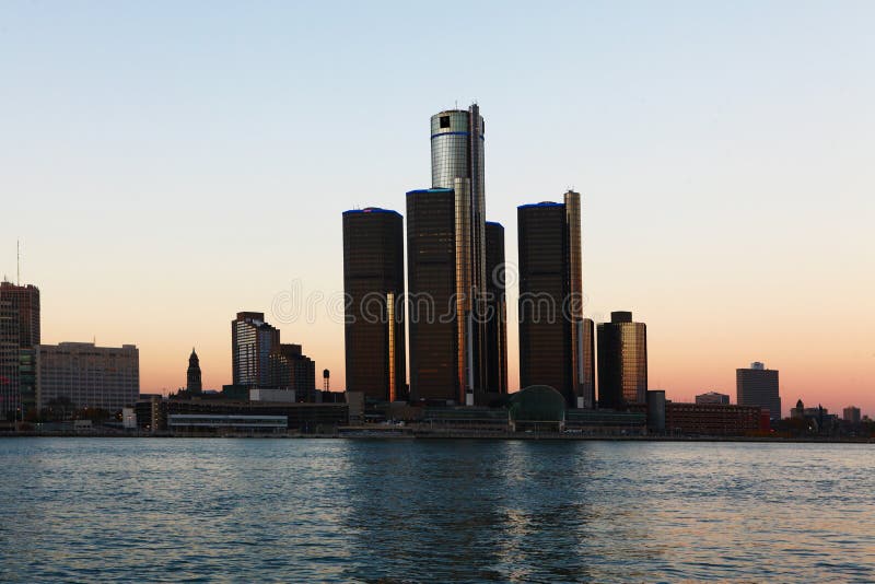 L'orizzonte di Detroit al crepuscolo fotografia stock libera da diritti L'orizzonte di Detroit al crepuscolo fotografia stock libera da diritti