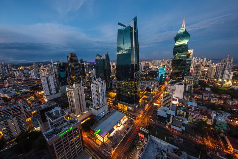 L'orizzonte di Panamá con i suoi grattacieli nel distretto finanziario al tramonto fotografia stock L'orizzonte di Panamá con i suoi grattacieli nel distretto finanziario al tramonto fotografia stock