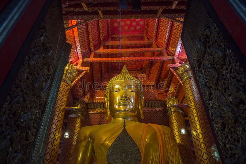 L'oro grande Buddha si è situato nel tempio buddista a Wat Phanan Ch fotografie stock libere da diritti L'oro grande Buddha si è situato nel tempio buddista a Wat Phanan Ch fotografie stock libere da diritti