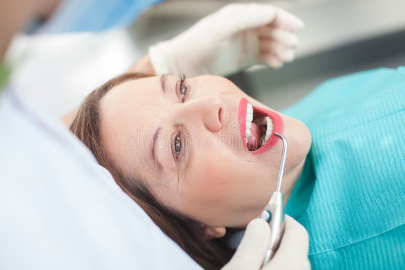 L'orthodontiste masculin expérimenté guérit son patient images stock L'orthodontiste masculin expérimenté guérit son patient images stock