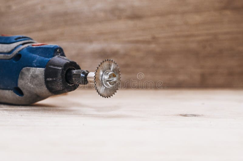 L'outil De Dremel Avec La Petite Circulaire Installée a Vu Sur Un Boa En  Bois Photo stock - Image du ponceuse, main: 133386550