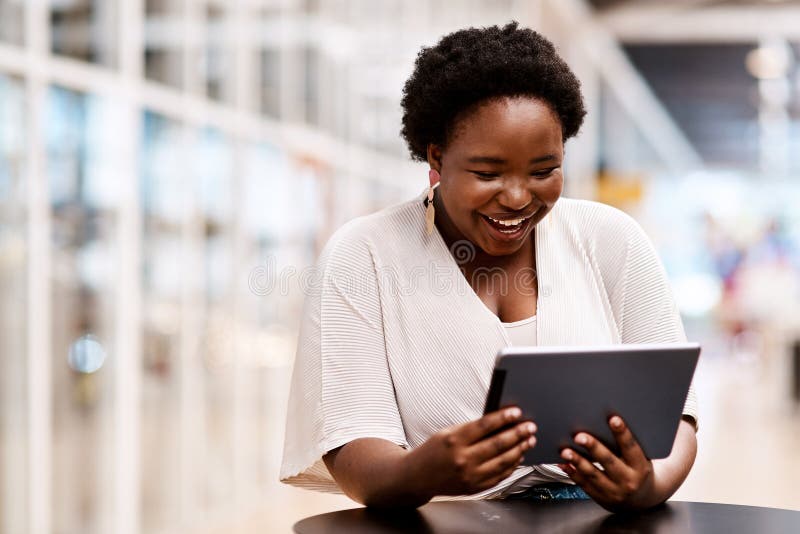 L'outil qui lui permet de faire tellement de choses. une jeune femme d'affaires utilisant une tablette numérique dans un bureau. photo libre de droits