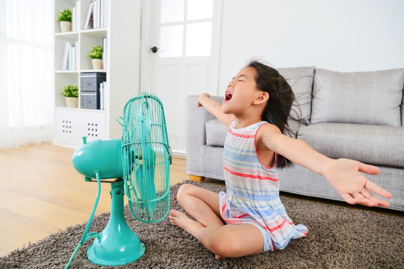 L'ouverture femelle heureuse d'enfant arme apprécier le vent frais images libres de droits L'ouverture femelle heureuse d'enfant arme apprécier le vent frais images libres de droits