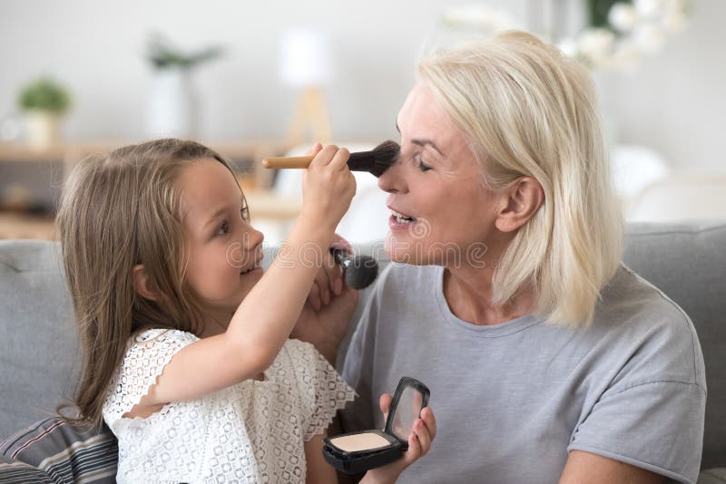 L'petit-enfant et la grand-maman ont l'amusement ensemble à la maison photographie stock libre de droits L'petit-enfant et la grand-maman ont l'amusement ensemble à la maison photographie stock libre de droits