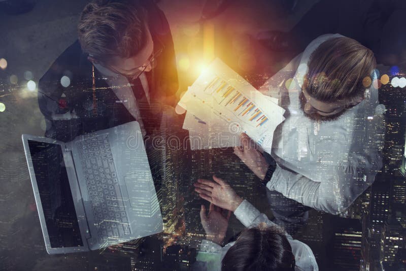 L'?quipe de personnes travaillent ensemble dans le bureau Concept de travail d'?quipe et d'association Double exposition photographie stock L'?quipe de personnes travaillent ensemble dans le bureau Concept de travail d'?quipe et d'association Double exposition photographie stock