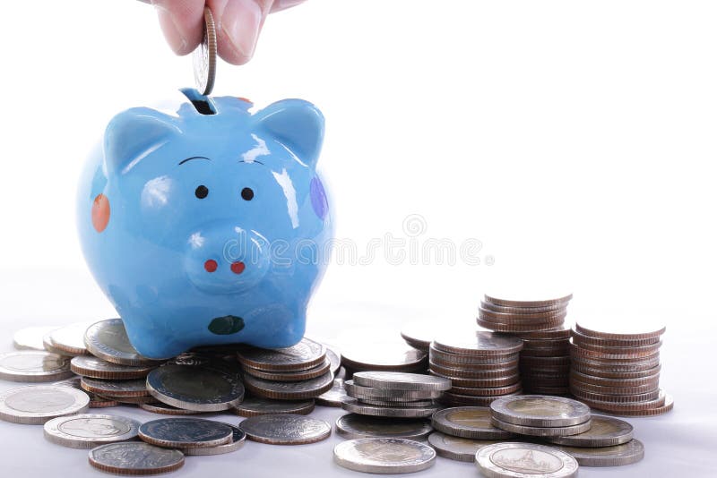 L'ufficiale di porcellino salvadanaio ha messo i soldi dentro per investe fotografie stock L'ufficiale di porcellino salvadanaio ha messo i soldi dentro per investe fotografie stock