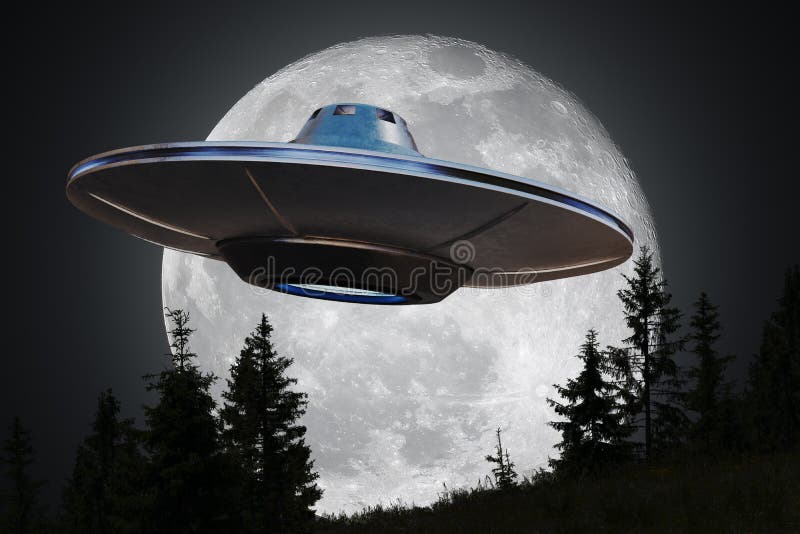 L'UFO dell'astronave Alien vola di notte Luna sullo sfondo