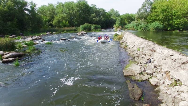 L'Ukraine - 24 août : Tir aérien des personnes dans le bateau pour transporter en bas par radeau de la rapide de la rivière Bugon