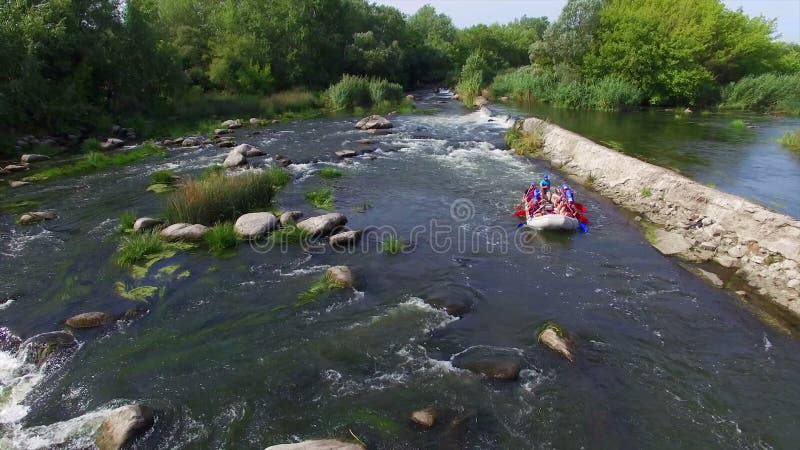 L'Ukraine - 24 août : Tir aérien des personnes dans le bateau pour transporter en bas par radeau de la rapide de la rivière Bugon