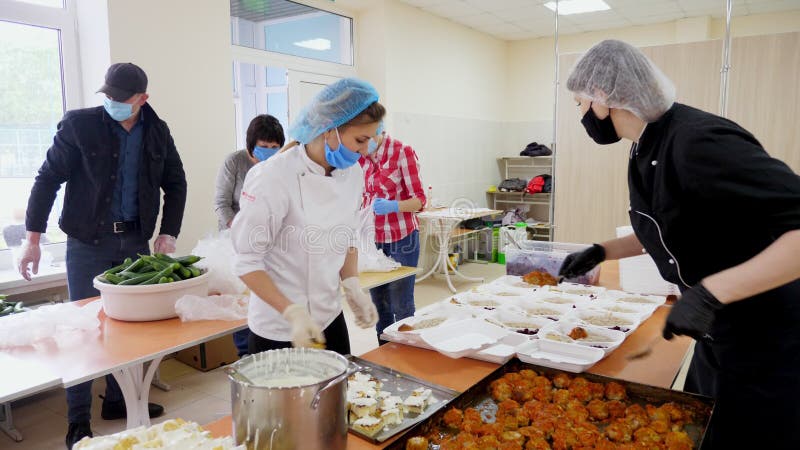 L'Ukraine cherkasy peut 18 2020 : Les bénévoles course des repas gratuits de paniers-repas à livrer à la pauvre et sans abri