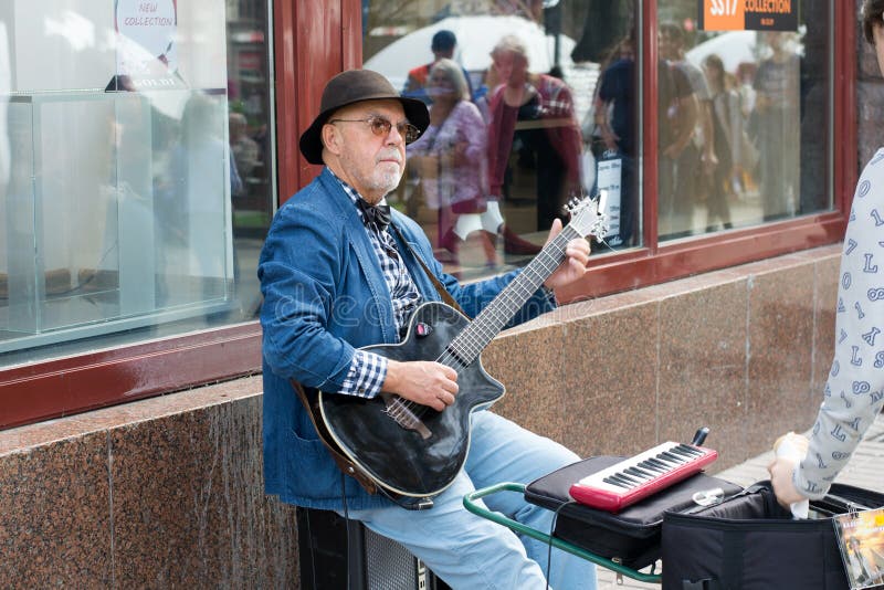 L'UKRAINE, KIEV-SEPTEMBER 24,2017 : Musicien sur la rue de Khreshchatyk Musicien de rue jouant la guitare photographie stock libre de droits L'UKRAINE, KIEV-SEPTEMBER 24,2017 : Musicien sur la rue de Khreshchatyk Musicien de rue jouant la guitare photographie stock libre de droits
