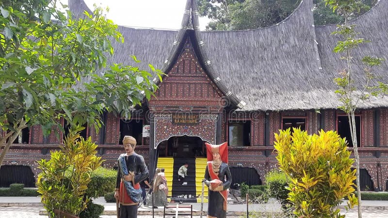 L'unique rumah gadang construire une maison traditionnelle de minangkabau