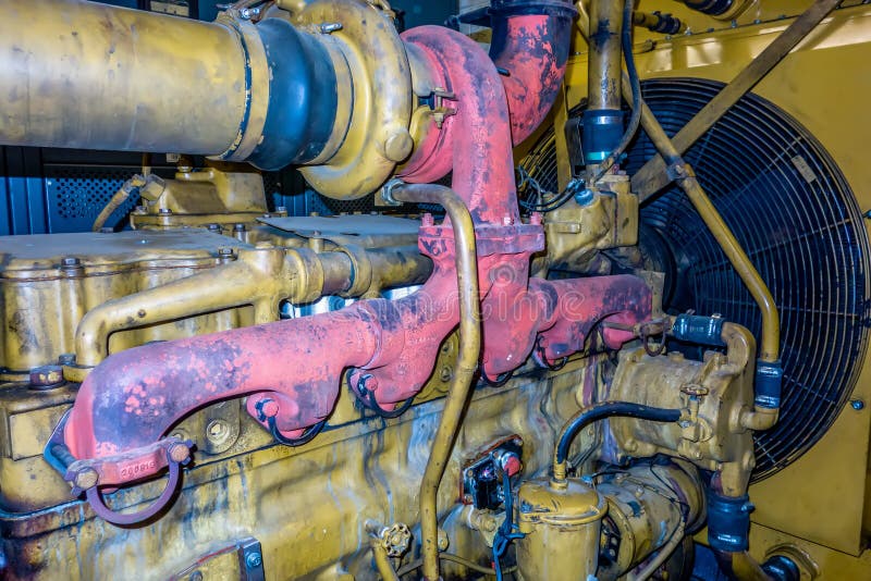 L'unité diesel de générateur a un filte de radiateur monté par unité et de carburant image libre de droits L'unité diesel de générateur a un filte de radiateur monté par unité et de carburant image libre de droits