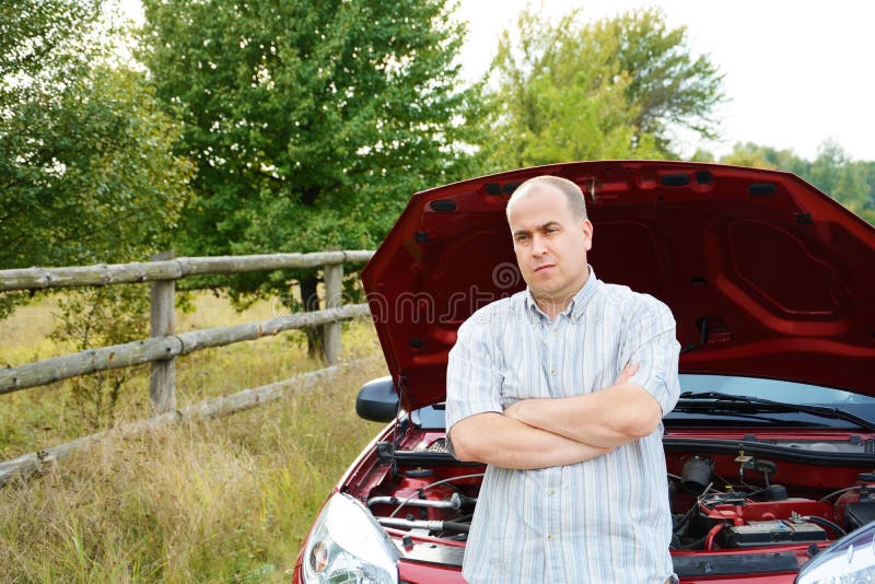 L'uomo adulto è automobile vicina diritta immagini stock L'uomo adulto è automobile vicina diritta immagini stock