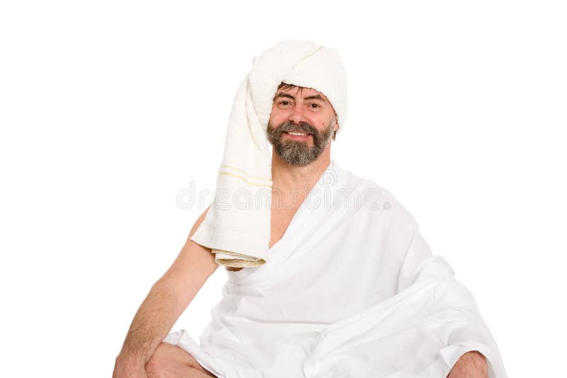 L'uomo allegro si è vestito nella sauna in un turbante immagini stock libere da diritti L'uomo allegro si è vestito nella sauna in un turbante immagini stock libere da diritti
