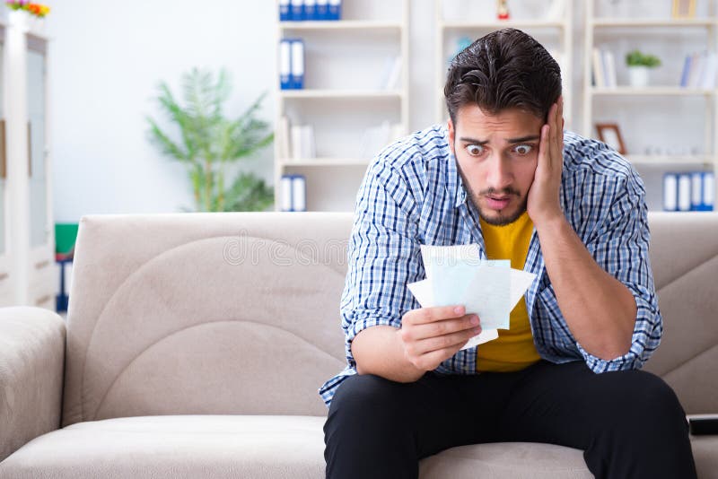 Download L'uomo Arrabbiato Alle Fatture Che Deve Pagare Immagine Stock - Immagine di finanziario, soldi: 117975809