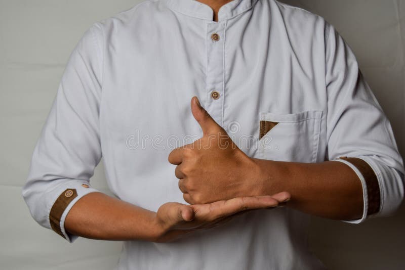 L'uomo asiatico rinchiuso mostra gesti di mano che significa AIUTARE l'isolamento su sfondo bianco. Lingua dei segni americana immagine stock libera da diritti L'uomo asiatico rinchiuso mostra gesti di mano che significa AIUTARE l'isolamento su sfondo bianco. Lingua dei segni americana immagine stock libera da diritti