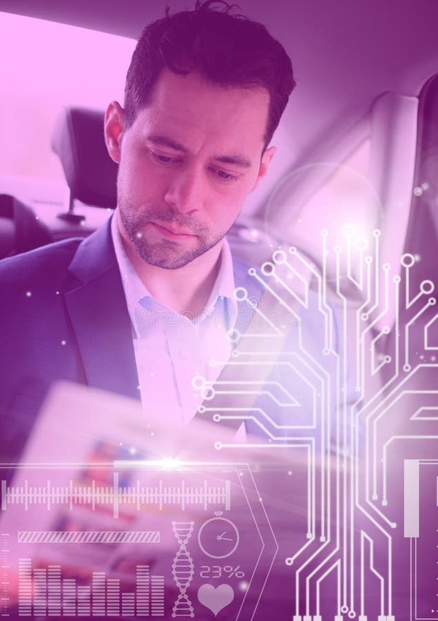 L'uomo in automobile autonoma driverless con dirige l'interfaccia dell'esposizione immagine stock L'uomo in automobile autonoma driverless con dirige l'interfaccia dell'esposizione immagine stock