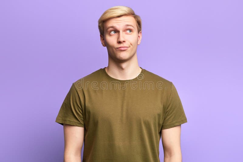L'uomo bello abile con alesato alimentato sull'espressione, sguardi dispiaceva fotografia stock L'uomo bello abile con alesato alimentato sull'espressione, sguardi dispiaceva fotografia stock