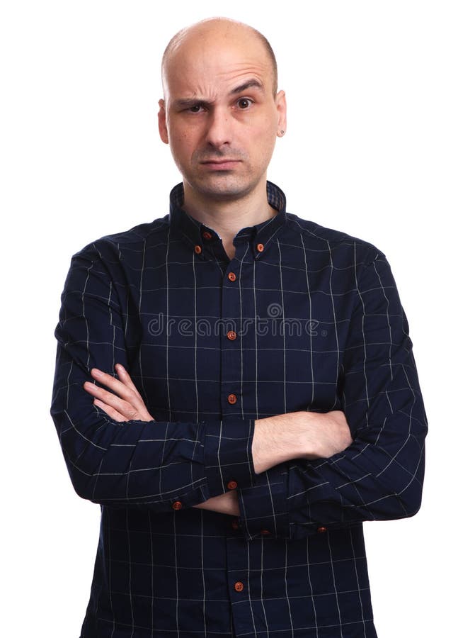 L'uomo calvo scontroso ha alzato il suo sopracciglio Isolato fotografie stock libere da diritti L'uomo calvo scontroso ha alzato il suo sopracciglio Isolato fotografie stock libere da diritti