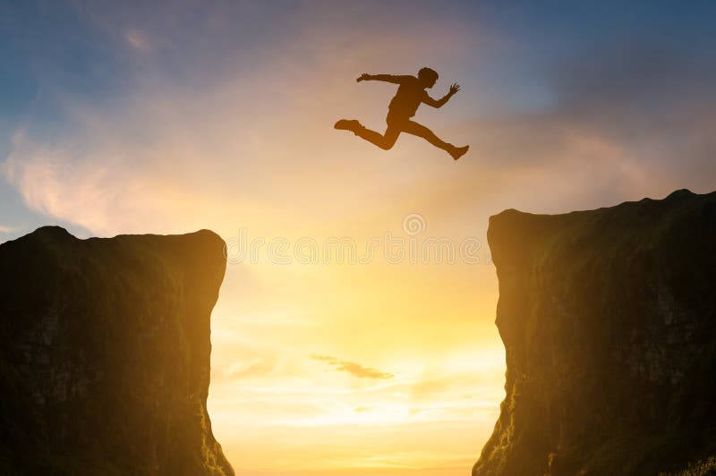 L'uomo che salta sopra la scogliera, siluetta immagine stock L'uomo che salta sopra la scogliera, siluetta immagine stock
