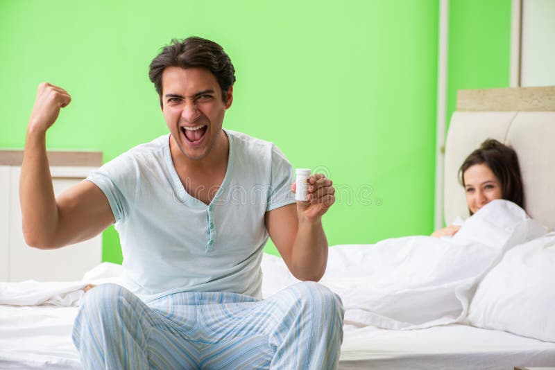 L'uomo che usando le pillole per la soddisfazione della donna immagini stock L'uomo che usando le pillole per la soddisfazione della donna immagini stock