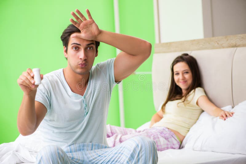 L'uomo che usando le pillole per la soddisfazione della donna fotografie stock libere da diritti L'uomo che usando le pillole per la soddisfazione della donna fotografie stock libere da diritti