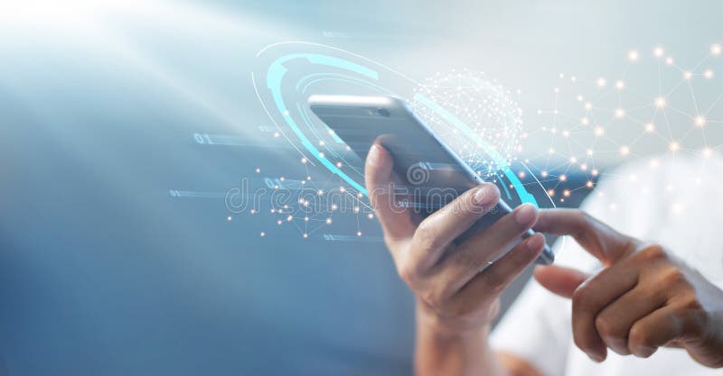 L'uomo che utilizza smartphone con connessione a rete globale tecnologia innovativa e concetto di comunicazione fotografie stock libere da diritti