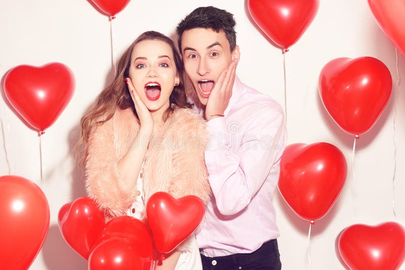 L'uomo con la sua ragazza adorabile dell'innamorato ha colpito Il giorno di S. Valentino dell'amante Valentine Couple Coppie sorp fotografie stock libere da diritti L'uomo con la sua ragazza adorabile dell'innamorato ha colpito Il giorno di S. Valentino dell'amante Valentine Couple Coppie sorp fotografie stock libere da diritti