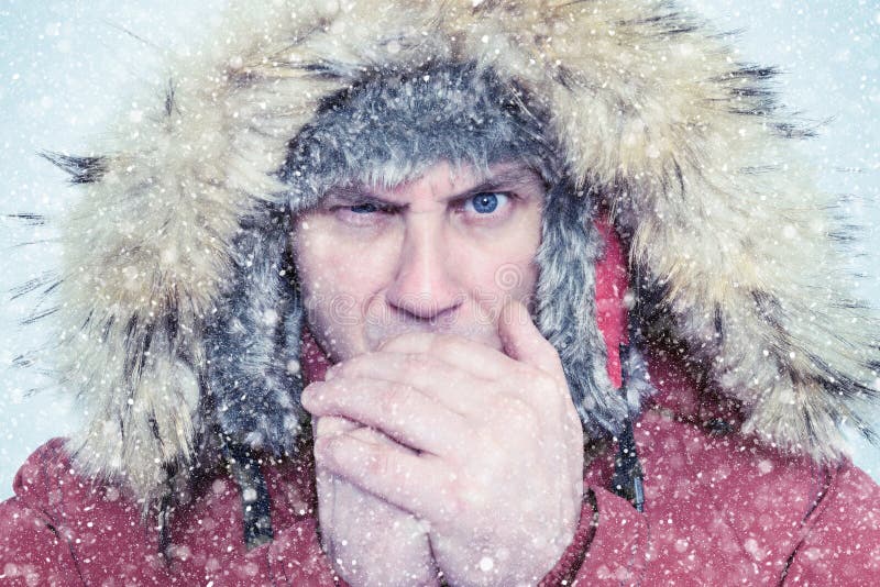 L'uomo congelato nell'inverno copre le mani di riscaldamento, il freddo, la neve, bufera di neve fotografia stock libera da diritti L'uomo congelato nell'inverno copre le mani di riscaldamento, il freddo, la neve, bufera di neve fotografia stock libera da diritti