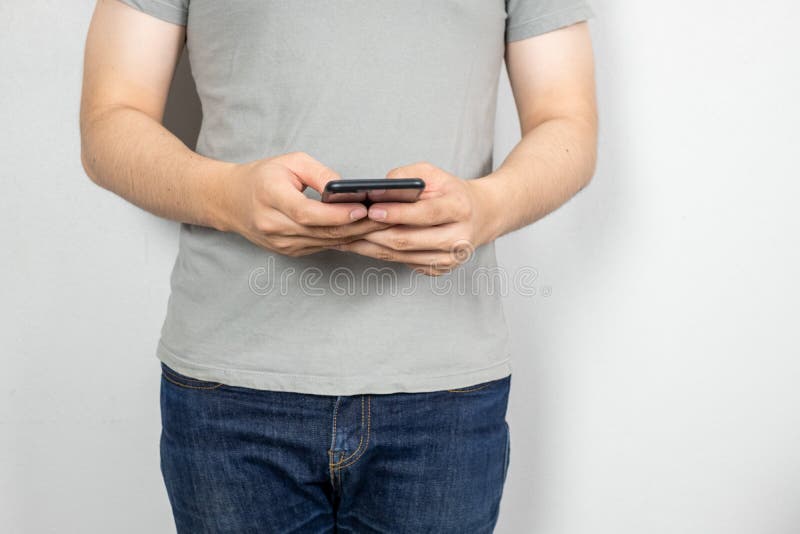 L'uomo consuma il suo telefono cellulare, fine immagine stock libera da diritti L'uomo consuma il suo telefono cellulare, fine immagine stock libera da diritti