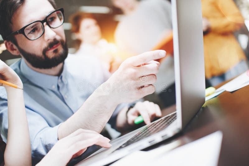 L'uomo d'affari barbuto dice un nuovo piano startup ai colleghi Discussione di idea di affari Team lavorare ad un progetto nell'u immagini stock L'uomo d'affari barbuto dice un nuovo piano startup ai colleghi Discussione di idea di affari Team lavorare ad un progetto nell'u immagini stock