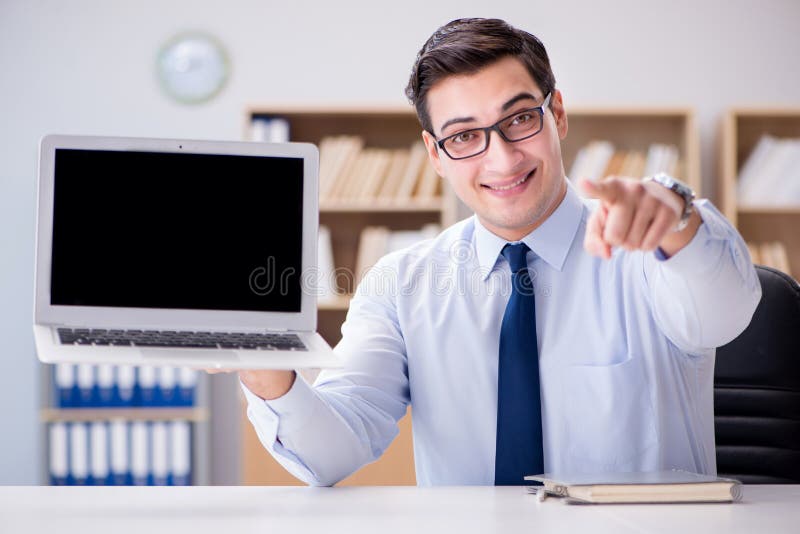 L'uomo d'affari che dimostra lo schermo del computer portatile fotografia stock L'uomo d'affari che dimostra lo schermo del computer portatile fotografia stock