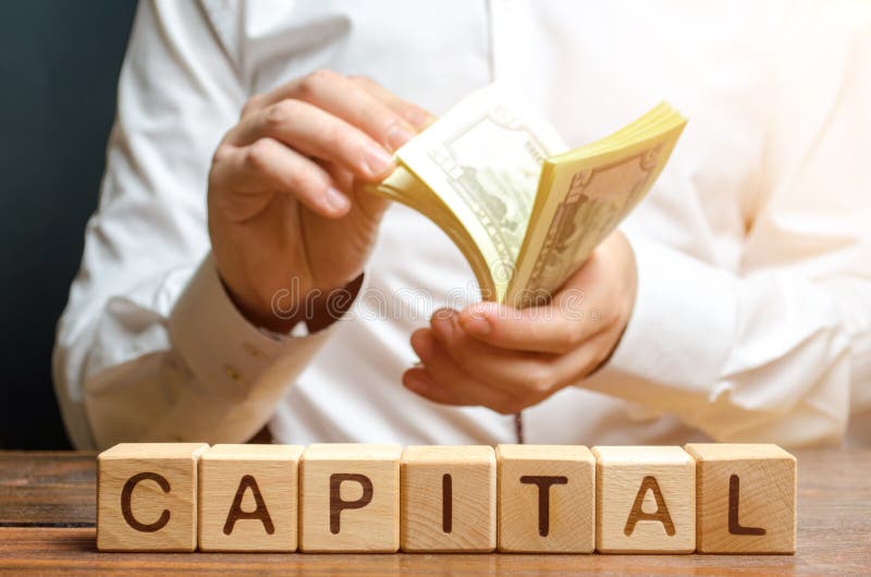 L'uomo d'affari conta i soldi sui precedenti del capitale di titolo Capitalismo, aumento di capitale ed influenza finanziario fotografia stock L'uomo d'affari conta i soldi sui precedenti del capitale di titolo Capitalismo, aumento di capitale ed influenza finanziario fotografia stock