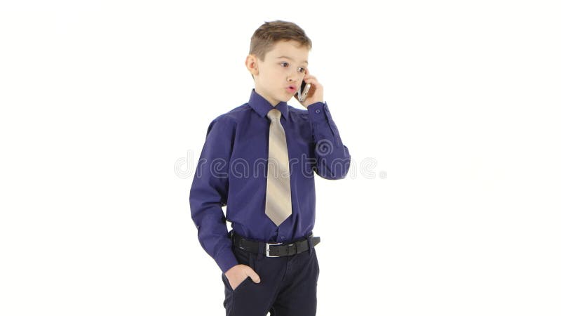 L'uomo d'affari del ragazzo dell'adolescente rimprovera i subalterni dal telefono sullo studio bianco