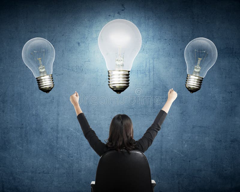 L'uomo d'affari ha lampadina di idea luminosa fotografie stock L'uomo d'affari ha lampadina di idea luminosa fotografie stock